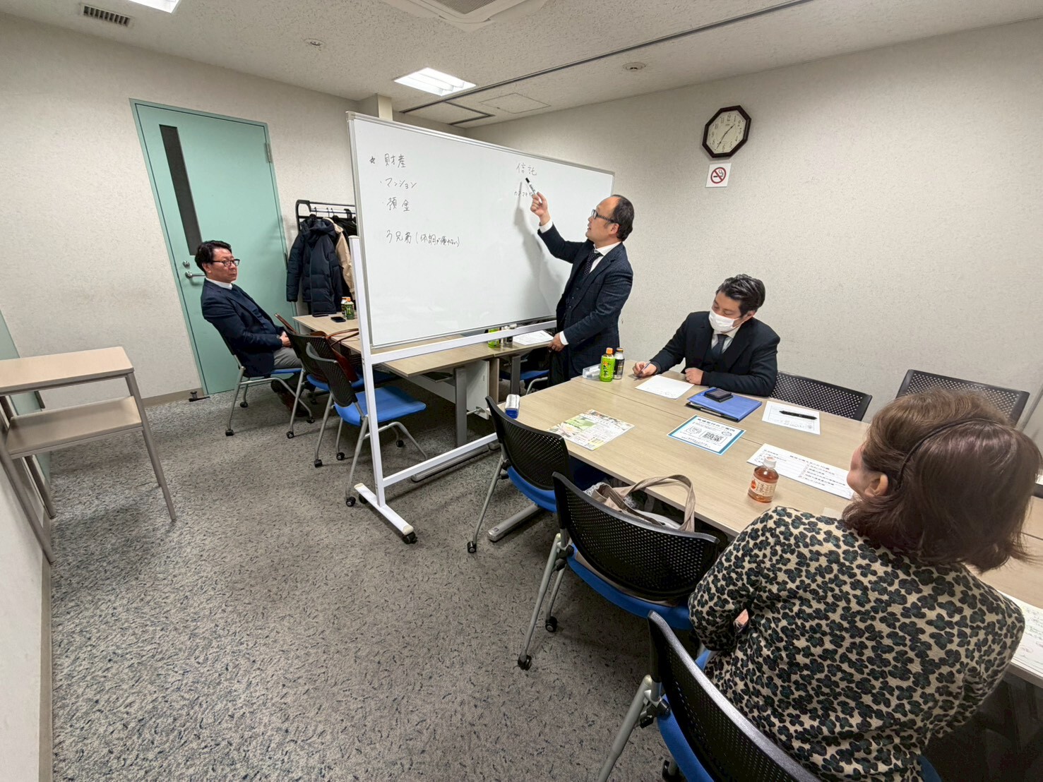 ホワイトボードを使った説明の様子